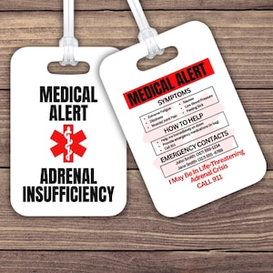 Puede incluir: Dos etiquetas blancas de alerta médica para equipaje con texto negro y rojo. Una etiqueta dice "MEDICAL ALERT" con un símbolo rojo de la estrella de la vida y "ADRENAL INSUFFICIENCY". La otra etiqueta enumera los síntomas, cómo ayudar y los contactos de emergencia.