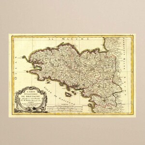 Könnte beinhalten: Eine Landkarte im antiken Stil der Region Bretagne in Frankreich, gedruckt in schwarzer Tinte auf gealtertem cremefarbenem Papier mit gelbem Rand. Die Karte zeigt detaillierte Topografie, Küstenlinien und eine dekorative Kartusche mit dem Text Carte du Gouvernement de Bretagne. Sie enthält einen Maßstabsbalken und geografische Bezeichnungen auf Französisch.