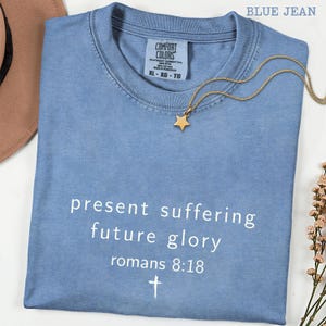 苦しみは今、栄光は未来、Tシャツ、ローマ人への手紙8章18節の聖句Tシャツ、コンフォートカラーズ® クリスチャン信仰Tシャツ