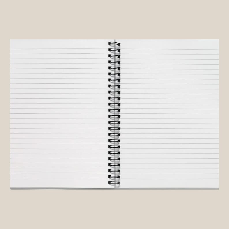 Peut inclure: Un carnet &agrave; spirales blanc avec des pages lign&eacute;es. Le carnet est ouvert sur une page blanche.