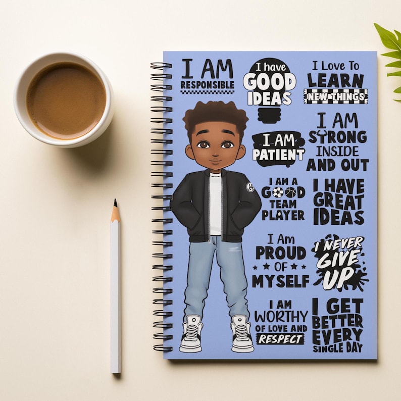 Peut inclure: Un carnet &agrave; spirales bleu avec une illustration de dessin anim&eacute; d'un jeune gar&ccedil;on noir. Le carnet contient des messages inspirants tels que "Je suis responsable", "J'ai de bonnes id&eacute;es", "Je suis patient", "Je suis un bon joueur d'&eacute;quipe", "Je suis fier de moi", "Je suis digne d'amour et de respect", "J'aime apprendre de nouvelles choses", "Je suis fort int&eacute;rieurement et ext&eacute;rieurement", "J'ai de bonnes id&eacute;es", "Je n'abandonne jamais", et "Je m'am&eacute;liore chaque jour".