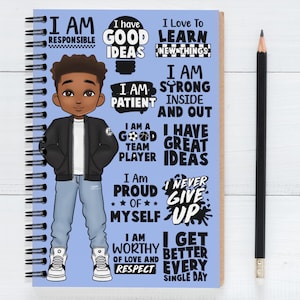 Peut inclure: Un carnet &agrave; spirales bleu avec une illustration en noir et blanc d'un jeune gar&ccedil;on. Le carnet est imprim&eacute; de messages inspirants tels que "Je suis responsable", "J'ai de bonnes id&eacute;es", "J'aime apprendre de nouvelles choses", "Je suis patient", "Je suis fort int&eacute;rieurement et ext&eacute;rieurement", "Je suis un bon joueur d'&eacute;quipe", "J'ai de bonnes id&eacute;es", "Je suis fier de moi", "Je n'abandonne jamais", "Je suis digne d'amour et de respect", et "Je m'am&eacute;liore chaque jour".