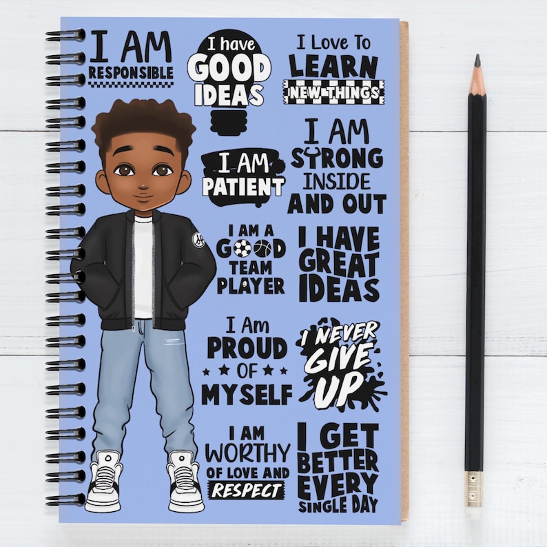 Peut inclure: Un carnet &agrave; spirales bleu avec une illustration en noir et blanc d'un jeune gar&ccedil;on. Le carnet est imprim&eacute; de messages inspirants tels que "Je suis responsable", "J'ai de bonnes id&eacute;es", "J'aime apprendre de nouvelles choses", "Je suis patient", "Je suis fort int&eacute;rieurement et ext&eacute;rieurement", "Je suis un bon joueur d'&eacute;quipe", "J'ai de bonnes id&eacute;es", "Je suis fier de moi", "Je n'abandonne jamais", "Je suis digne d'amour et de respect", et "Je m'am&eacute;liore chaque jour".