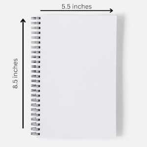 Peut inclure: Un carnet &agrave; spirales blanc avec une couverture vierge. Le carnet mesure 21,6 cm sur 14 cm.