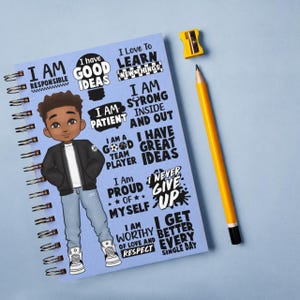 Peut inclure: Un carnet &agrave; spirales bleu avec une illustration de dessin anim&eacute; d'un jeune avec des affirmations positives imprim&eacute;es sur la couverture. Les affirmations incluent "Je suis responsable", "J'ai de bonnes id&eacute;es", "J'aime apprendre de nouvelles choses", "Je suis fort int&eacute;rieurement et ext&eacute;rieurement", "Je suis un bon joueur d'&eacute;quipe", "J'ai de bonnes id&eacute;es", "Je suis fier de moi", "Je suis digne d'amour et de respect", "Je m'am&eacute;liore chaque jour", et "Je n'abandonne jamais".