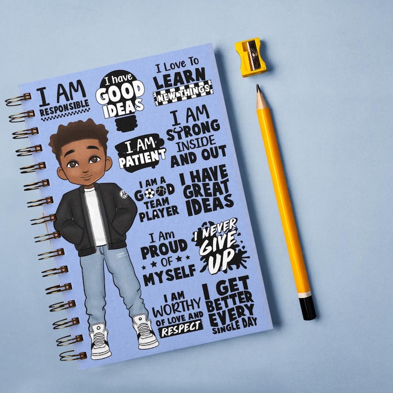 Peut inclure: Un carnet &agrave; spirales bleu avec une illustration de dessin anim&eacute; d'un jeune avec des affirmations positives imprim&eacute;es sur la couverture. Les affirmations incluent "Je suis responsable", "J'ai de bonnes id&eacute;es", "J'aime apprendre de nouvelles choses", "Je suis fort int&eacute;rieurement et ext&eacute;rieurement", "Je suis un bon joueur d'&eacute;quipe", "J'ai de bonnes id&eacute;es", "Je suis fier de moi", "Je suis digne d'amour et de respect", "Je m'am&eacute;liore chaque jour", et "Je n'abandonne jamais".