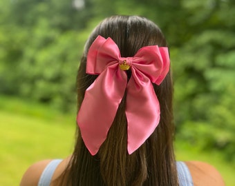 Maak het roze haarstrik