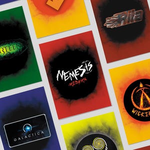 Puede incluir: Una colección de tarjetas coloridas con diferentes diseños y textos. Las tarjetas presentan una variedad de temas, incluyendo películas, programas de televisión y videojuegos. Las tarjetas son todas rectangulares y tienen un borde negro. El texto en las tarjetas está en blanco y negro.