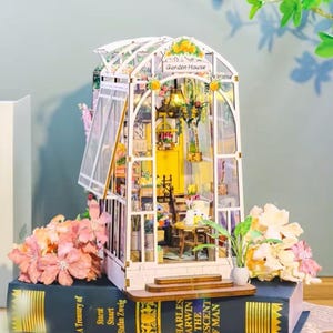 Kit de rincón de libros en miniatura para bricolaje, rincón de libros para casa de jardín, rompecabezas de madera 3D con luces LED, decoración creativa para habitación y sujetalibros, regalo perfecto para adultos