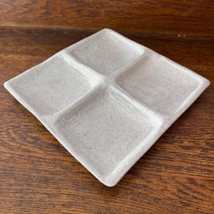 Handgemachte 4-teilige Servierplatte, schneeweiße Glasur über braunem, gesprenkeltem Ton