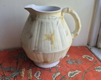 アンティークのアダマンティンWPC製陶器製アイアンストーン製ピッチャー。