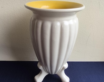 Un jarrón de cerámica Roseville Lombardy de estilo Art Déco de 1926.