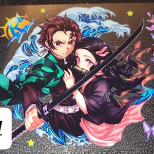 Könnte beinhalten: Ein Stickerbogen mit mehreren Anime-Charakteren aus der Demon Slayer-Serie. Das zentrale Bild zeigt zwei Charaktere mit einem Schwert, umgeben von anderen Charakteren, Schmetterlingen und der Nummer "1".