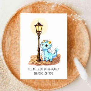 Drachen Karte, Grußkarte, süßer Drache, Straßenlaterne, Drachenliebhaber, Vintage Straßenlaterne, Ghibli Kunst, süßer blauer Drache, lustige Karte, Geschenk für
