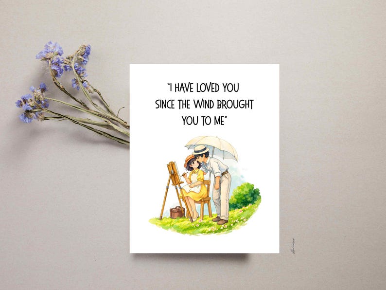 Może przedstawiać: Biała kartka z pozdrowieniami z napisem "I HAVE LOVED YOU SINCE THE WIND BROUGHT YOU TO ME" przedstawia ilustrację pary pod parasolem. Kobieta maluje na sztaludze. Suszone niebieskie kwiaty w lewym g&oacute;rnym rogu.