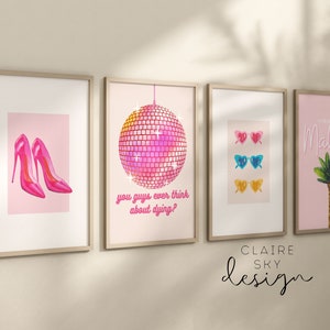 Puede incluir: Conjunto de cuatro l&aacute;minas art&iacute;sticas enmarcadas con tem&aacute;tica rosa. Las l&aacute;minas incluyen un par de tacones rosas, una bola de discoteca, gafas de sol con forma de coraz&oacute;n y una palmera con el texto "Welcome to Malibu". Firma del artista en la parte inferior.