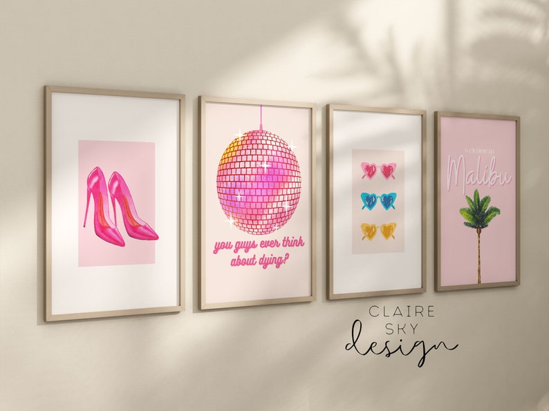 Puede incluir: Conjunto de cuatro l&aacute;minas art&iacute;sticas enmarcadas con tem&aacute;tica rosa. Las l&aacute;minas incluyen un par de tacones rosas, una bola de discoteca, gafas de sol con forma de coraz&oacute;n y una palmera con el texto "Welcome to Malibu". Firma del artista en la parte inferior.