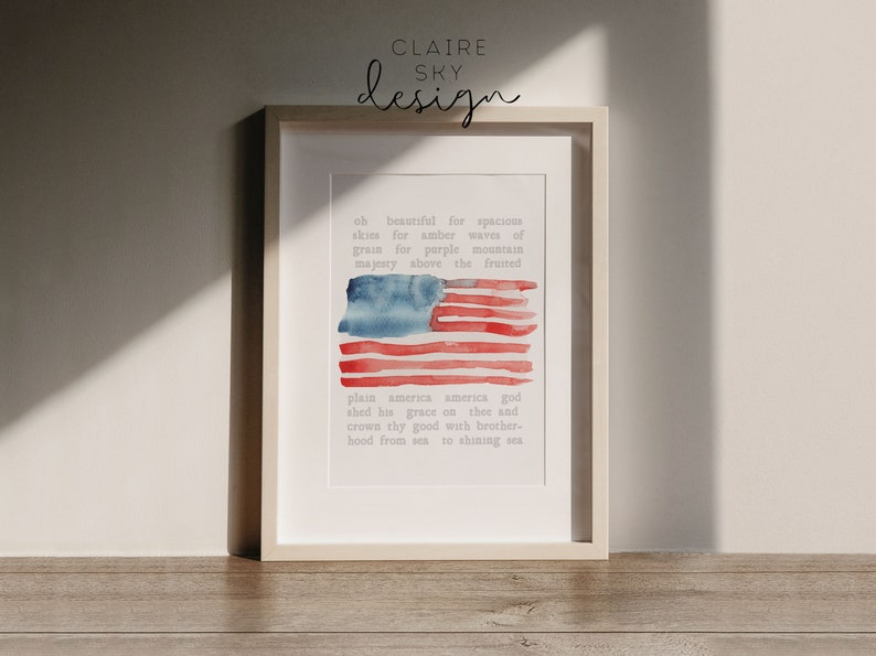 以下が含まれることがあります： アメリカの旗を水彩で描いた絵で、下に「アメリカ賛歌」の歌詞が印刷されています。歌詞は次のとおりです。「Oh beautiful for spacious skies, for amber waves of grain, for purple mountain majesty above the fruited plain, America, America, God shed His grace on thee and crown thy good with brotherhood from sea to shining sea.」