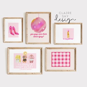 Puede incluir: Una colecci&oacute;n de l&aacute;minas art&iacute;sticas enmarcadas con tem&aacute;tica rosa. Las l&aacute;minas presentan un par de tacones rosas, una bola de discoteca, un l&aacute;piz labial, un patr&oacute;n de cuadros rosas y blancos e ilustraciones de moda. El texto incluye "you guys ever think about dying?" y "it is literally impossible to be a woman."