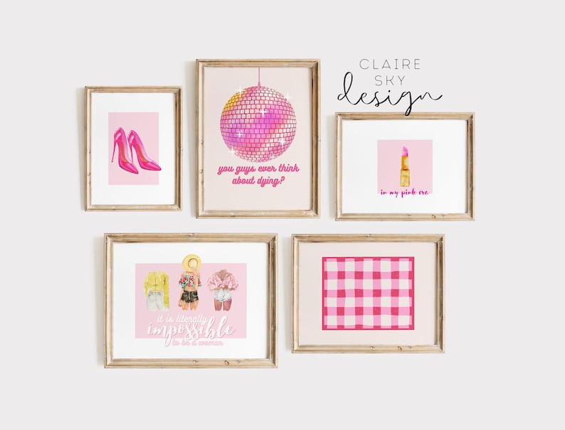Puede incluir: Una colecci&oacute;n de l&aacute;minas art&iacute;sticas enmarcadas con tem&aacute;tica rosa. Las l&aacute;minas presentan un par de tacones rosas, una bola de discoteca, un l&aacute;piz labial, un patr&oacute;n de cuadros rosas y blancos e ilustraciones de moda. El texto incluye "you guys ever think about dying?" y "it is literally impossible to be a woman."