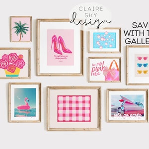 Puede incluir: Una colecci&oacute;n de l&aacute;minas art&iacute;sticas enmarcadas con tem&aacute;tica rosa. Las l&aacute;minas presentan im&aacute;genes de tacones altos, un flotador de flamenco, un estampado de cuadros rosas y un coche vintage. Otras l&aacute;minas incluyen una palmera, rosas y un bolso.