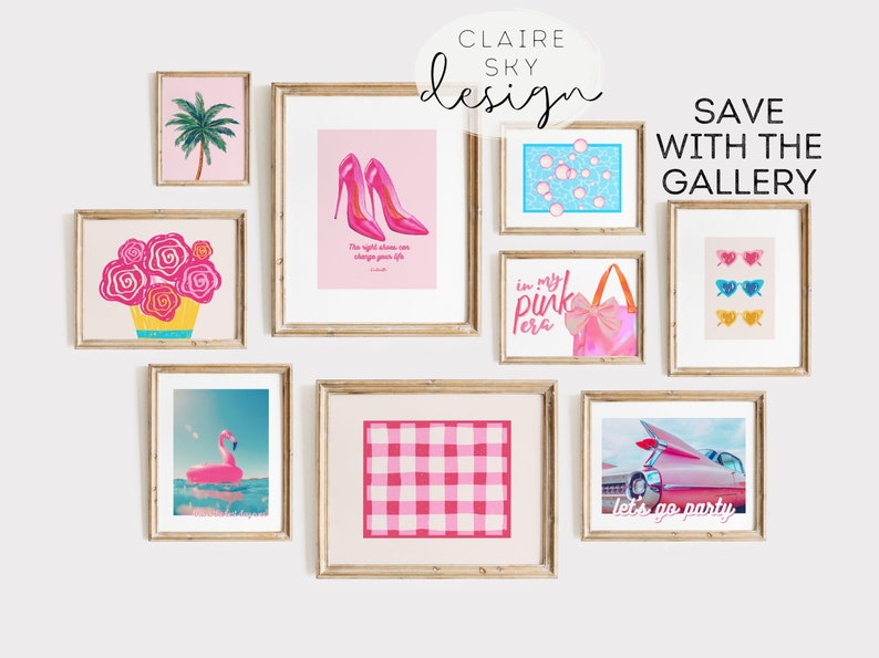 Puede incluir: Una colecci&oacute;n de l&aacute;minas art&iacute;sticas enmarcadas con tem&aacute;tica rosa. Las l&aacute;minas presentan im&aacute;genes de tacones altos, un flotador de flamenco, un estampado de cuadros rosas y un coche vintage. Otras l&aacute;minas incluyen una palmera, rosas y un bolso.