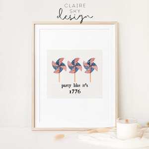 Op de afbeelding: Een printbare kunstprint met drie rood-wit-blauwe windmolens met sterren. De tekst luidt "party like it's 1776".