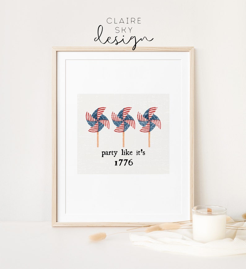 Op de afbeelding: Een printbare kunstprint met drie rood-wit-blauwe windmolens met sterren. De tekst luidt "party like it's 1776".