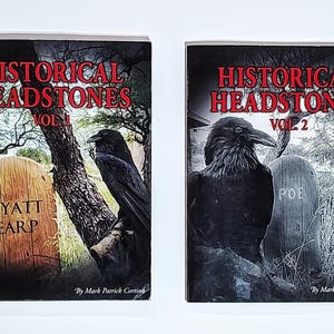K&ouml;nnte beinhalten: Zwei B&uuml;cher mit dem Titel "Historical Headstones" werden gezeigt. Band 1 zeigt einen Raben auf einem Baum mit einem Grabstein mit der Aufschrift "Wyatt Earp". Band 2 zeigt einen Raben und einen Grabstein mit dem Namen "Poe".