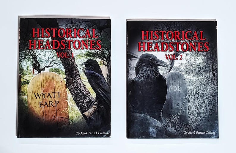 K&ouml;nnte beinhalten: Zwei B&uuml;cher mit dem Titel "Historical Headstones" werden gezeigt. Band 1 zeigt einen Raben auf einem Baum mit einem Grabstein mit der Aufschrift "Wyatt Earp". Band 2 zeigt einen Raben und einen Grabstein mit dem Namen "Poe".