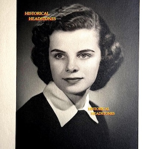 Puede incluir: Retrato en blanco y negro de una mujer con cabello oscuro y una camisa con cuello blanco. El texto "HISTORICAL HEADSTONES" está en las esquinas superior izquierda e inferior derecha. La imagen es una fotografía vintage.