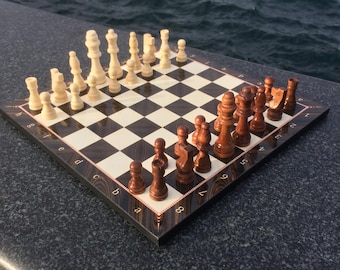 Scacchiera di lusso in legno, stile Gambetto di Donna, gioco per adulti (36,5x36,5x1,5 cm)