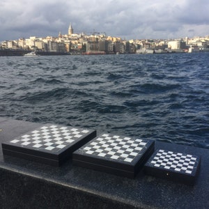 Marble Patterned Chess Board: Metal Chess Pieces, Folding Design