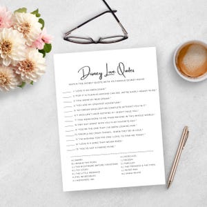 Puede incluir: Un papel blanco con el texto "Disney Love Quotes" y un juego de emparejamiento. El juego incluye citas de películas de Disney. Una taza de café, un bolígrafo, gafas y flores también están en la imagen.
