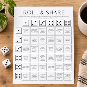Op de afbeelding: Een wit papieren spelblad met de titel ROLL & SHARE, voorzien van een raster met dobbelsteenpictogrammen en gespreksvragen. De tekst luidt: Roll the dice one at a time. Roll the first die for across, roll the second die for down. Find the matching question and answer it!