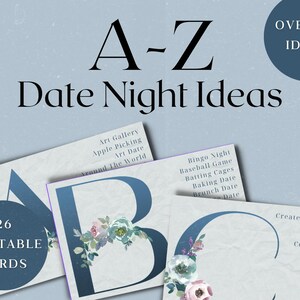 Könnte beinhalten: Ein Satz von 26 druckbaren Karten mit blauen Aquarellbuchstaben von A bis Z. Jede Karte zeigt eine andere Date-Night-Idee, wie "Kunstgalerie", "Apfelpflücken", "Bingoabend" und "Baseballspiel". Die Karten sind mit floralen Designs verziert.