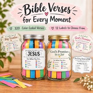 Puede incluir: Dos frascos de vidrio transparente llenos de tiras de papel de colores. La etiqueta del frasco izquierdo dice 'Open When You Need A Little Jesus' y la derecha 'God's Promises in a Jar'. Ambos incluyen listas codificadas por colores.