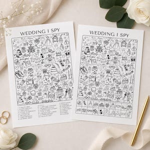Pode incluir: Duas folhas de papel retangulares brancas com um jogo Wedding I Spy em preto e branco. Cada folha contém uma grade de várias ilustrações de linha com tema de casamento, incluindo bolos, anéis, vestidos e flores, com uma lista de itens.