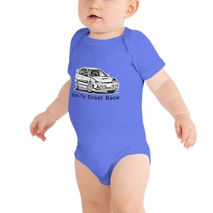 Puede incluir: Un body de bebé azul con un gráfico blanco de un coche y el texto "Born To Street Race".