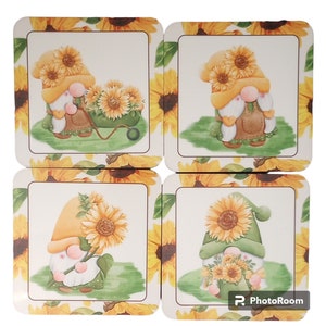 Op de afbeelding: Set van vier vierkante onderzetters met een dwergontwerp met zonnebloemen. Elke onderzetter heeft een witte achtergrond met een gele rand en een dwerg die zonnebloemen vasthoudt. De dwergen dragen verschillende outfits en hoeden.