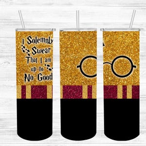 Peut inclure: Un gobelet doré à paillettes avec une base noire et une rayure bordeaux et dorée. Le gobelet présente le texte "I Solemnly Swear That I am up to No Good" et une paire de lunettes noires. Comprend une paille.