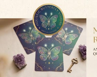 Puede incluir: Tres cartas de tarot con una ilustración de mariposa verde y morada, un logotipo circular con el texto HOLISTIC BUTTERFLY VISIONS, dos grupos de amatista y una pequeña llave de metal. El texto dice MINI TAROT READING AN ABRIDGED 3-CARD SPREAD.