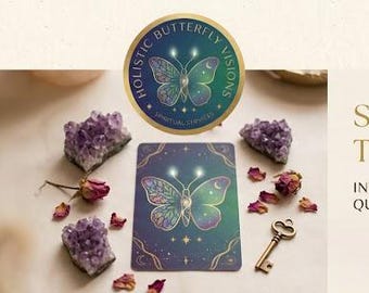 Puede incluir: Una carta de tarot individual con una ilustración de mariposa, rodeada de racimos de amatista, pétalos de rosa secos y una pequeña llave de metal. Sobre la carta hay un logotipo circular con el texto Holistic Butterfly Visions. El texto dice: SINGLE CARD TAROT READING INTUITIVE GUIDANCE FOR A SPECIFIC QUESTION OR GENERAL ENERGY.