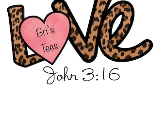 Op de afbeelding: Een grafisch ontwerp met het woord "LOVE" in luipaardprint met een roze hart in het midden waarop "Bri's Tees" staat en de tekst "John 3:16" eronder.