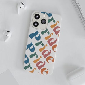 Puede incluir: Carcasa blanca para iPhone con un patrón de arcoíris y la palabra "Pride" repetida varias veces.