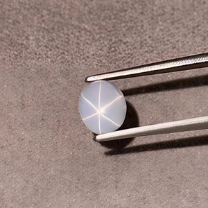 Zafiro Estrella Blanco Natural – 1,76 Quilates – Origen: Sri Lanka (Ceilán) – Talla Cabujón – Asterismo de 6 Rayos / スターサファイア