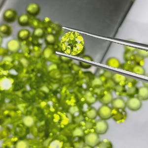 5mm Natural Peridot Round Cut – Lot of 10 Calibrated Loose Gemstones for Jewelry Making, Faceted Green August Birthstone Stones