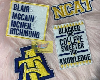 Può includere: Quattro toppe ricamate con sfondo bianco e lettere blu e gialle. Le toppe presentano il testo "Blair & McCain & Mcneil & Richmond", "NCAT", "Blacker the College Sweeter the Knowledge", e una "A" stilizzata con contorno blu e interno giallo.