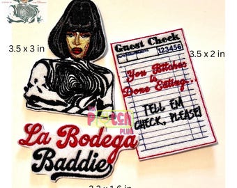 Può includere: Toppe ricamate con un ritratto di donna, un disegno a vortice in bianco e nero, una ricevuta con testo e le parole "La Bodega Baddie". Le toppe misurano circa 8,9 x 7,6 cm, 8,9 x 5,1 cm e 8,4 x 4,1 cm. La ricevuta dice "You Bitches is Done Eating."