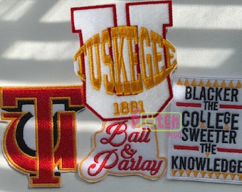Può includere: Quattro toppe ricamate con uno schema di colori rosso, bianco e oro. Le toppe presentano le parole "Tuskegee 1881", "Ball & Parlay" e "Blacker the College Sweeter the Knowledge".